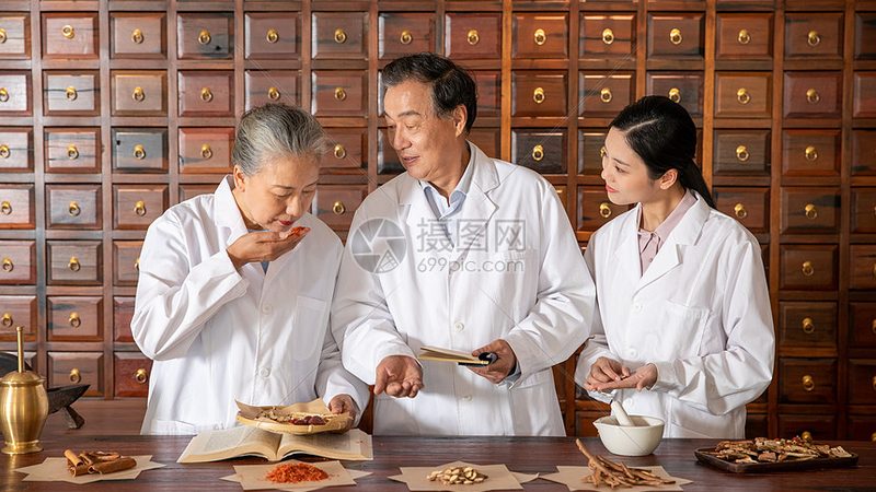 推拿作为一种非侵入性治疗方法，通常被认为相对安全。然而，以下情况需要注意：